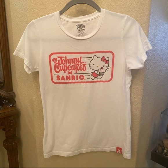 JOHNNY CUPCAKES x Hello Kitty Graphic T-Shirt Size Medium - Picture 1 of 6